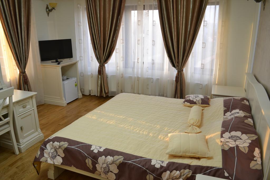 Pensiunea Codrii Mamului Lungesti (Valcea) Exterior foto